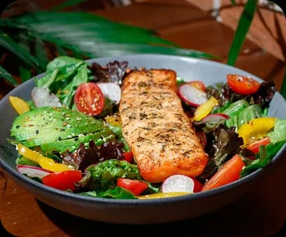 Grilled Salmon Garden Salad